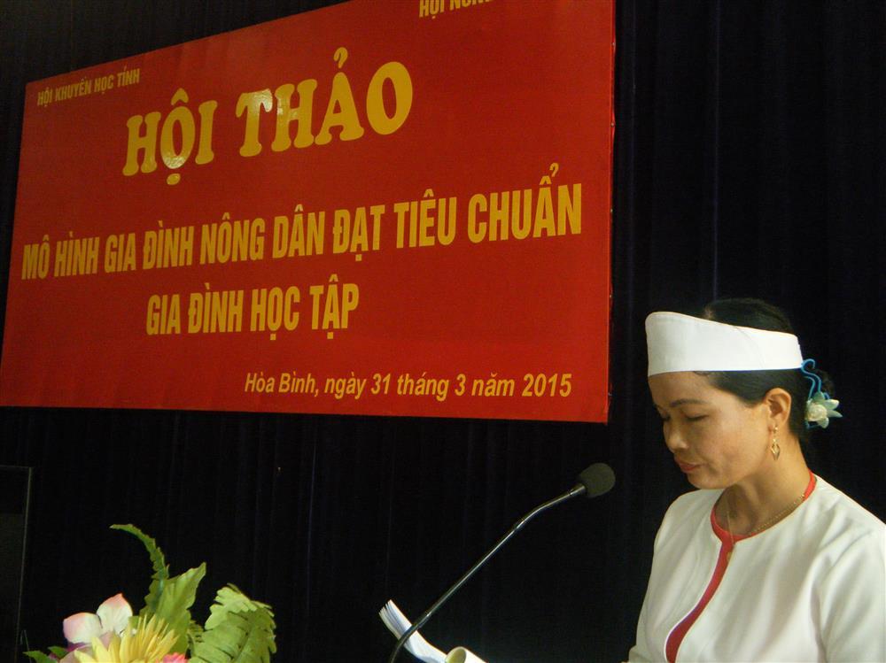 Ảnh: Chị Bùi Thị Tình, Gia đình nông dân trẻ tham luận tại Hội thảo mô hình gia đình nông dân đạt chuẩn Gia đình học tập