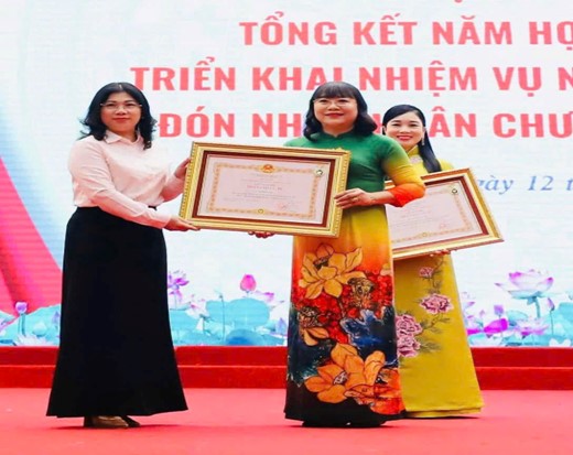 Con gái Lê Thị Hồng Tâm của ông Thà đón nhận danh hiệu Nhà giáo Ưu tú
