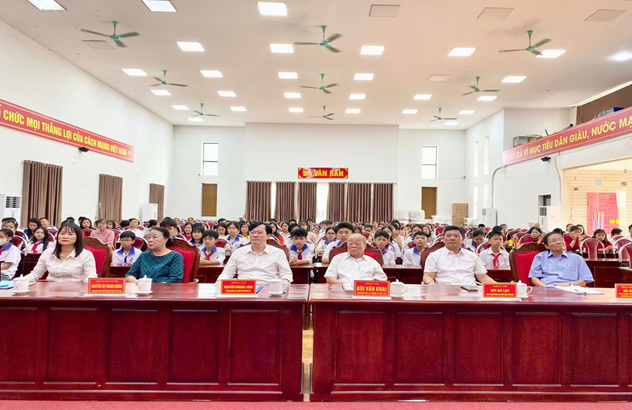 Các đại biểu đại diện lãnh đạo xã Vân Bán và Ban Sáng lập Học bổng Khuyến học Làng Vân tham dự Chương trình