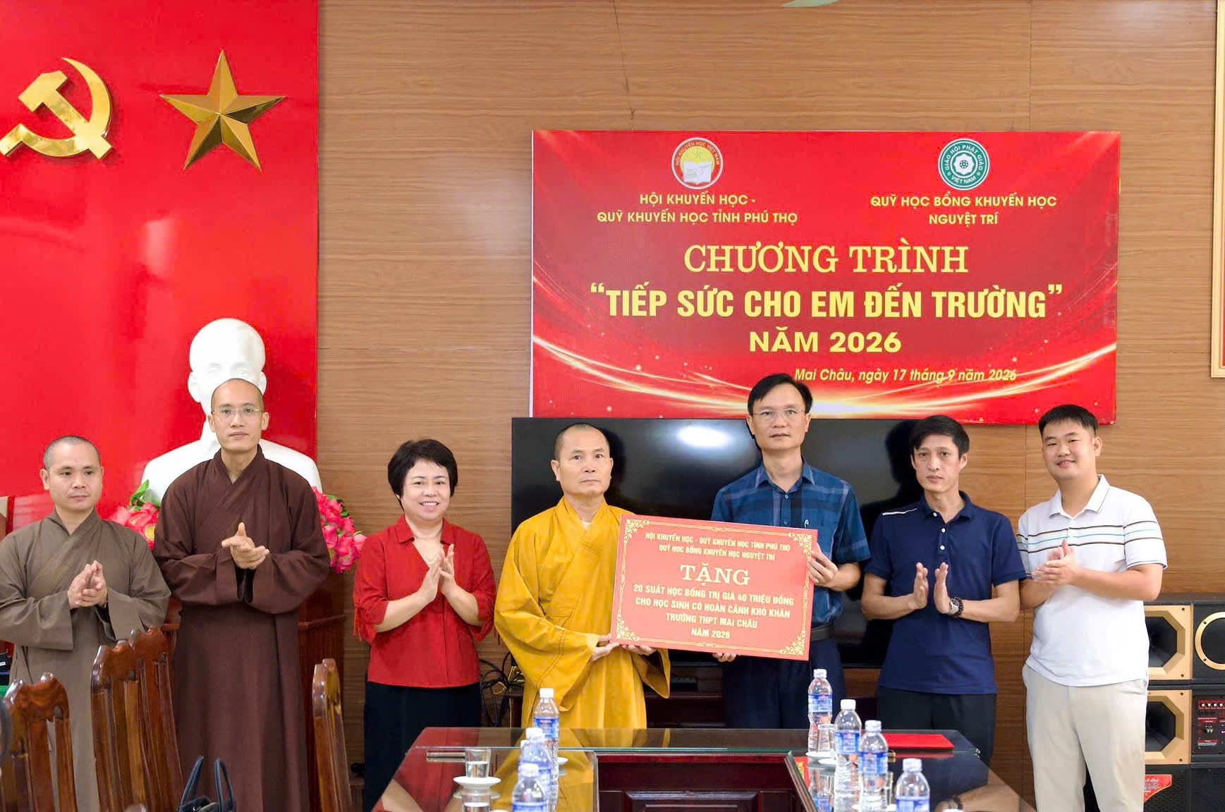 Lãnh đạo Hội Khuyến học tỉnh và Quỹ học bổng Khuyến học Nguyệt Trí trao học bổng tặng Trường THPT Mai Châu
