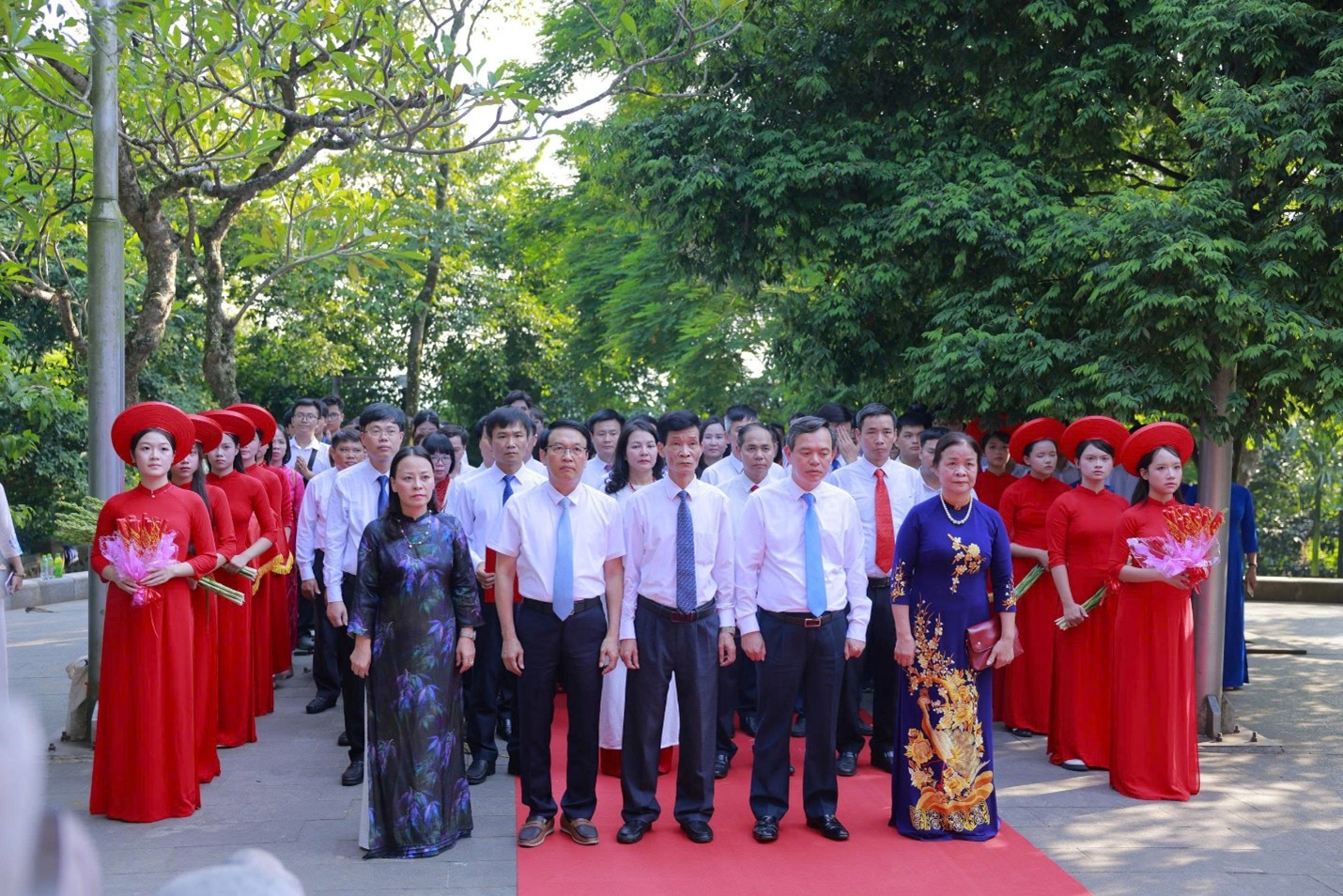Lãnh đạo Sở Giáo dục và Đào tạo, Hội Khuyến học tỉnh cùng đại diện giáo viên, học sinh có thành tích xuất sắc dự dâng hương
