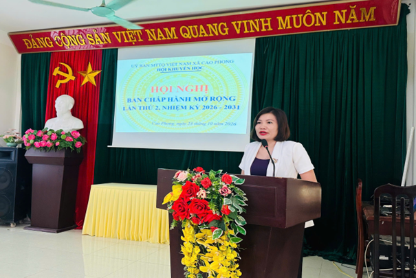 Bà Bùi Thị Thanh Nhàn, Ủy viên Ban Thường vụ Đảng ủy, Chủ tịch Ủy ban MTTQ Việt Nam xã Cao Phong phát biểu chỉ đạo hội nghị