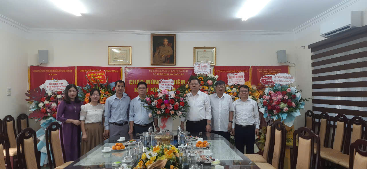 Hội Khuyến học tỉnh tặng hoa và chúc mừng Sở GD&ĐT