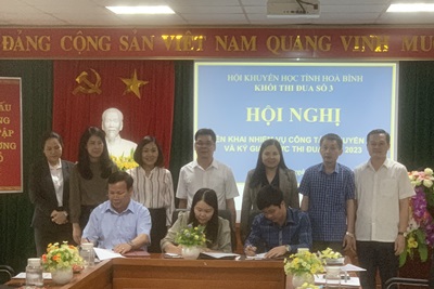 Các cơ quan, đơn vị trong Khối thi đua số 3 ký giao ước thi đua năm 2023.
                       Ảnh: Hoàng Hưng, Hội Khuyến học tỉnh Hòa Bình
