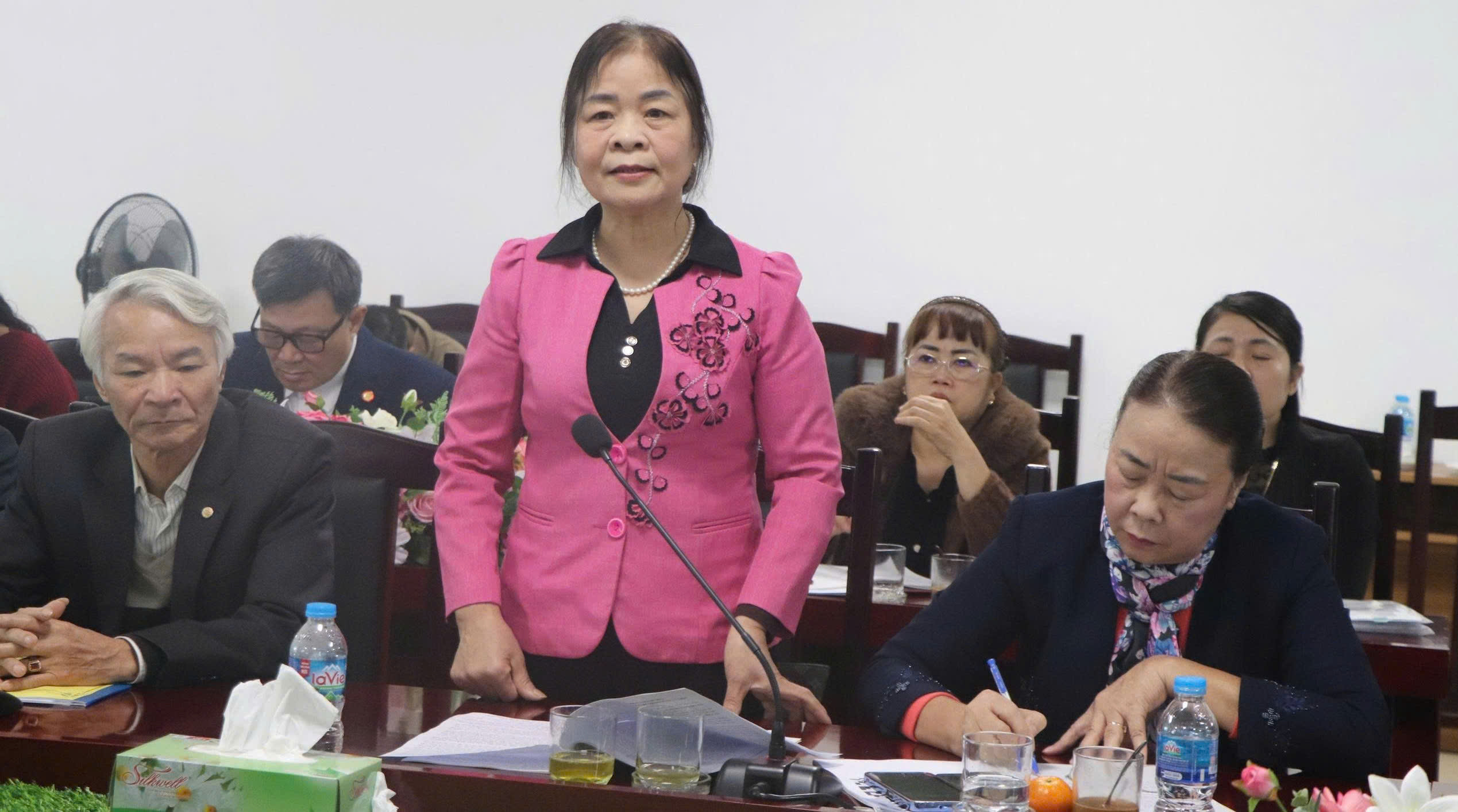 Ảnh: Đồng chí Đỗ Thị Thu Hồng, Phó Chủ tịch HKH tỉnh tham luận tại hội nghị giao ban cụm khuyến học Tây Bắc ngày 12/12/2025