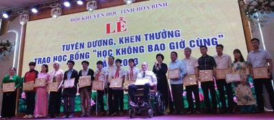 Ảnh: Đồng chí Nguyễn Phi Long, Ủy viên dự khuyết BCH T.Ư Đảng, Bí thư Tỉnh ủy và đồng chí Nguyễn Thị Oanh, Chủ tịch Hội Khuyến học tỉnh trao Giấy chứng nhận và học bổng cho các gương điển hình năm 2023