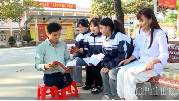 Thầy giáo Nguyễn Khả Tuyến đã gắn bó với lớp học gần hai thập kỷ, bền bỉ “gieo chữ” cho nhiều thế hệ học sinh