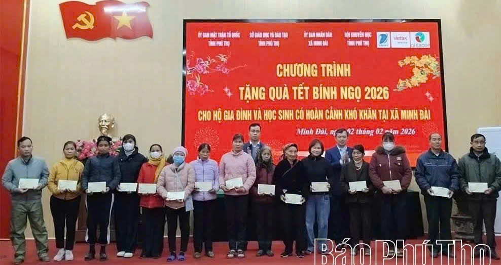 Đồng chí Giám đốc Sở Giáo dục và Đào tạo Trịnh Thế Truyền và lãnh đạo xã Minh Đài tặng quà Tết cho hộ nghèo.