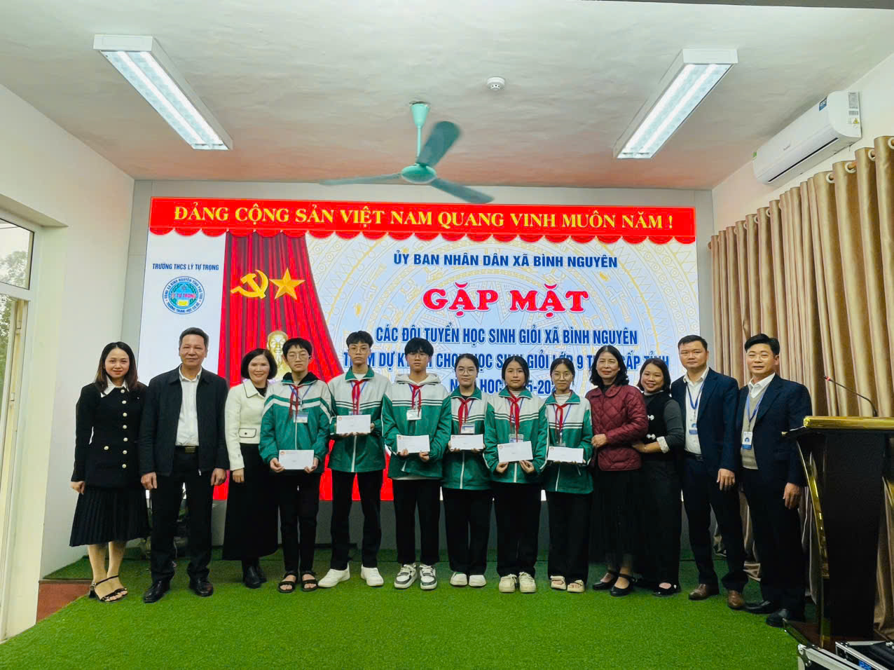 Lãnh đạo xã, Hội Khuyến học động viên và trao quà cho các em học sinh tham gia kỳ thi cấp tỉnh.