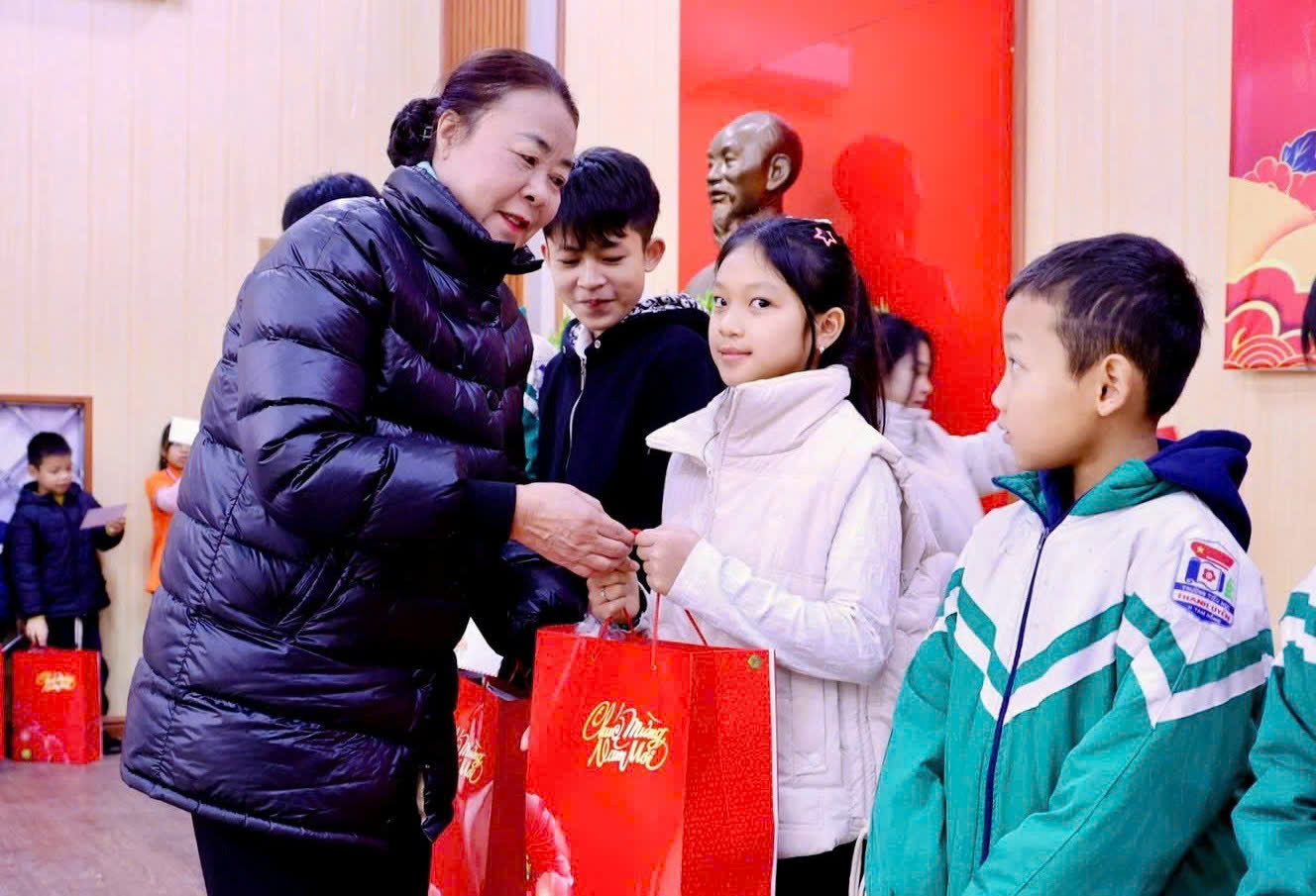 Bà Nguyễn Thị Thành Chung, Phó Chủ tịch Hội Khuyến học tỉnh Phú Thọ trao quà Tết cho các em học sinh có hoàn cảnh khó khăn vươn lên trong học tập tại xã Hiền Quan