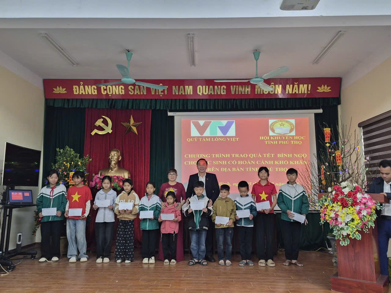 Lãnh đạo trao quà Tết cho học sinh có hoàn cảnh khó khăn tại xã An Bình