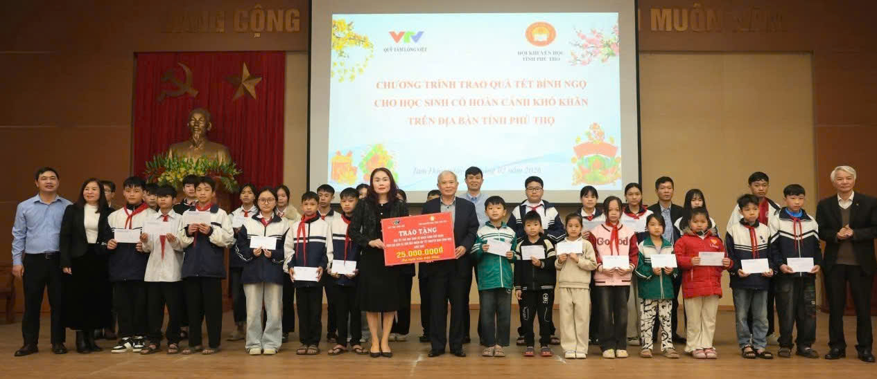 Lãnh đạo Hội Khuyến học tỉnh trao quà Tết tại xã Tam Đảo