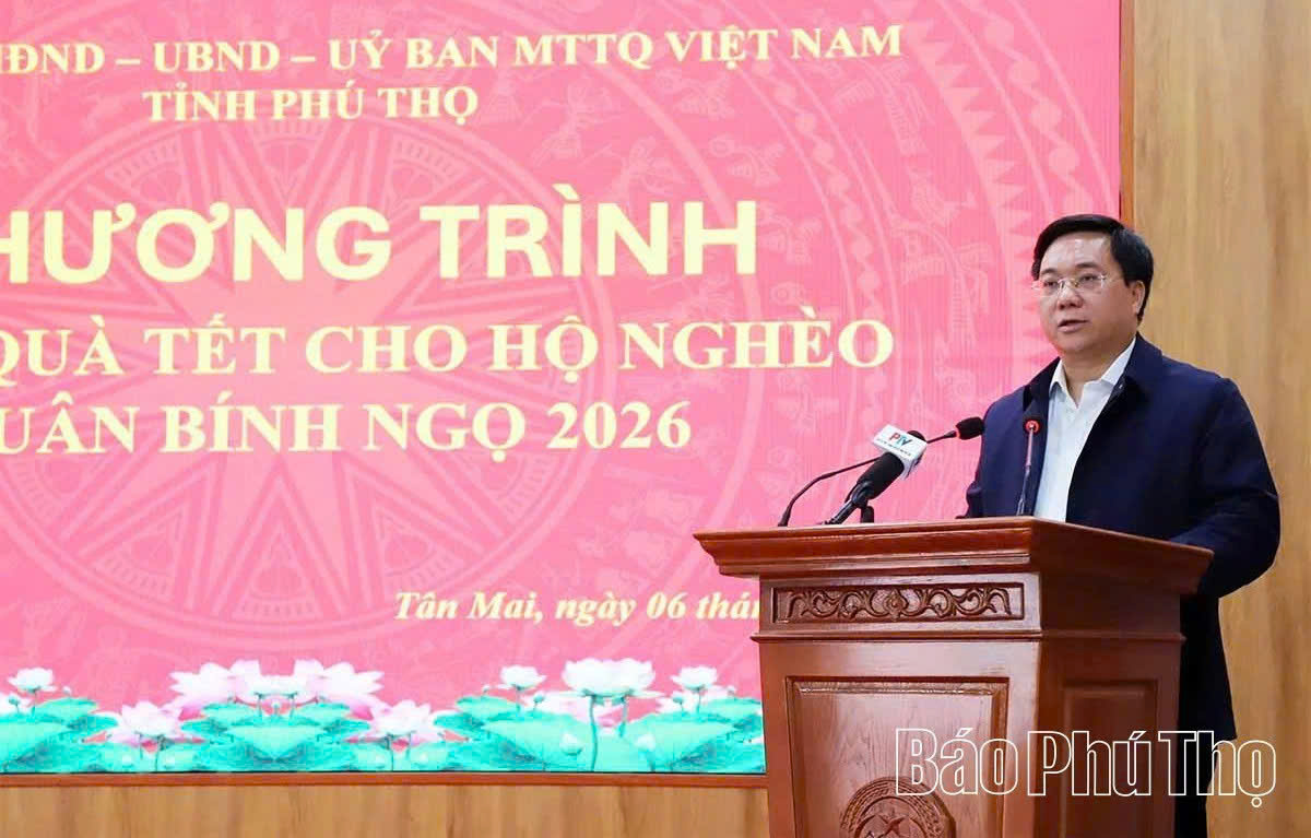 Đồng chí Chủ tịch UBND tỉnh Trần Duy Đông phát biểu tại chương trình tặng quà Tết.