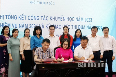 Ảnh: Các Ban Khuyến học thuộc Khối thi đua số 3 ký giao ước thi đua năm 2024.