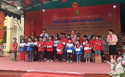 Ảnh: Lãnh đạo trao quà và học bổng cho học sinh