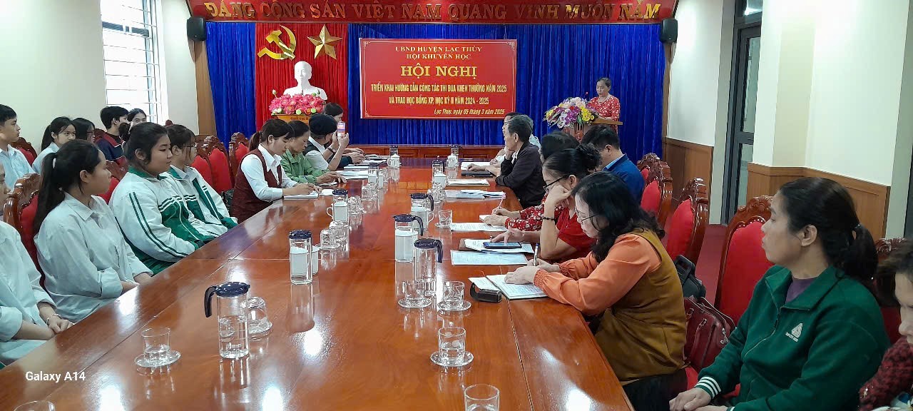 Bà Đỗ Thị Nguồn- UVBCH Hội Khuyến học tỉnh, Chủ tịch Hội Khuyến học huyện Lạc Thuỷ triển khai nhiệm vụ công tác Khuyến học năm 2025.

