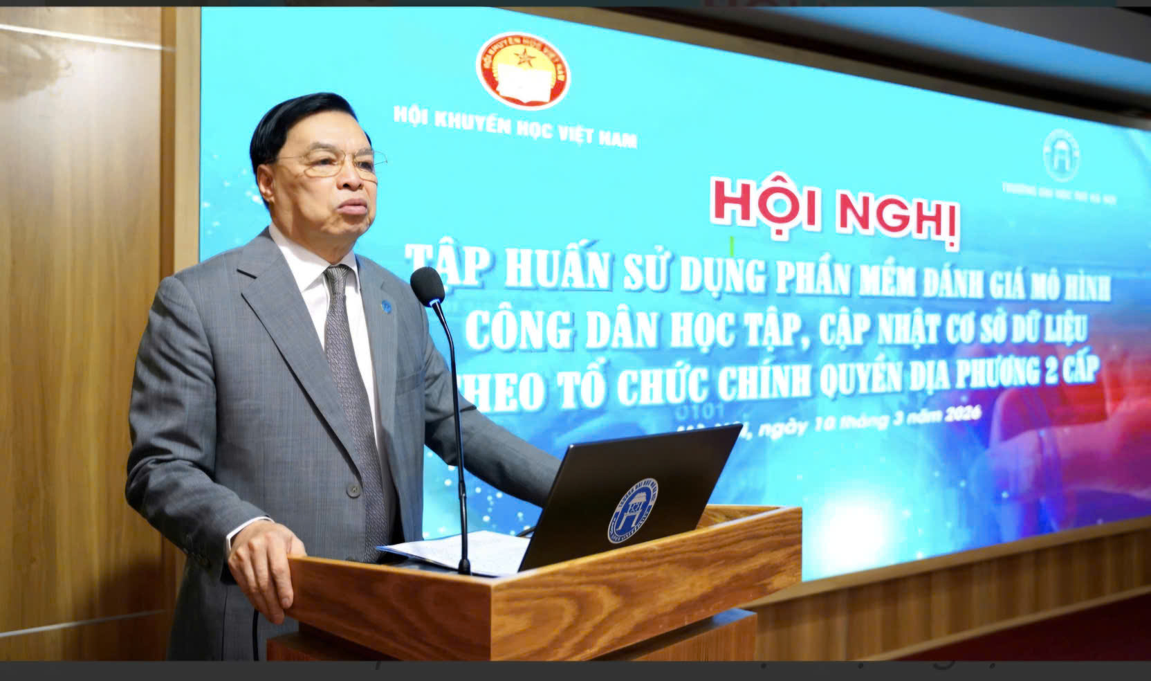 Phó Chủ tịch kiêm Tổng Thư ký Trung ương Hội Khuyến học Việt Nam Lê Mạnh Hùng chủ trì và phát biểu khai mạc hội nghị.