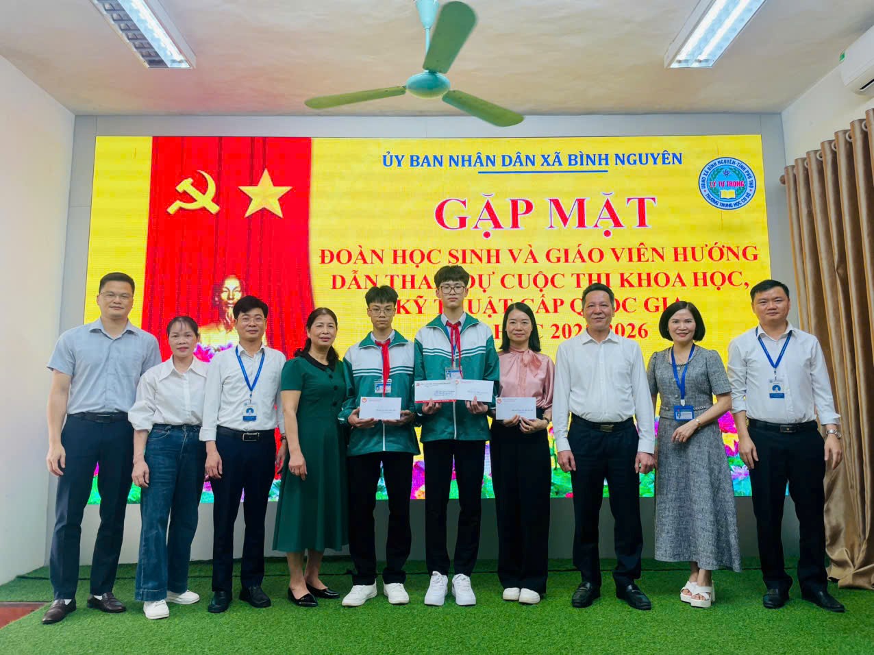 Lãnh đạo UBND xã, Hội Khuyến học xã động viên và trao thưởng cho học sinh và giáo viên hướng dẫn tham dự Cuộc thi KHKT cấp quốc gia năm học 2025 – 2026 tại Trường THCS Lý Tự Trọng