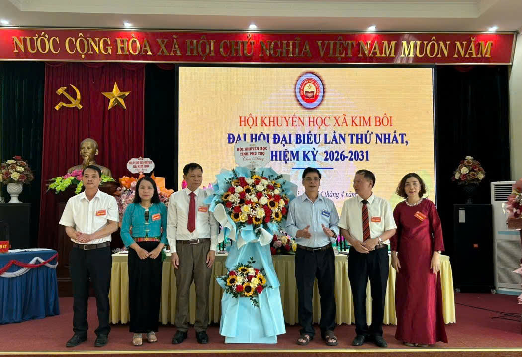 Đồng chí Đinh Văn Ổn, Phó Chủ tịch Hội Khuyến học tỉnh phát biểu và tặng hoa chúc mừng Đại hội