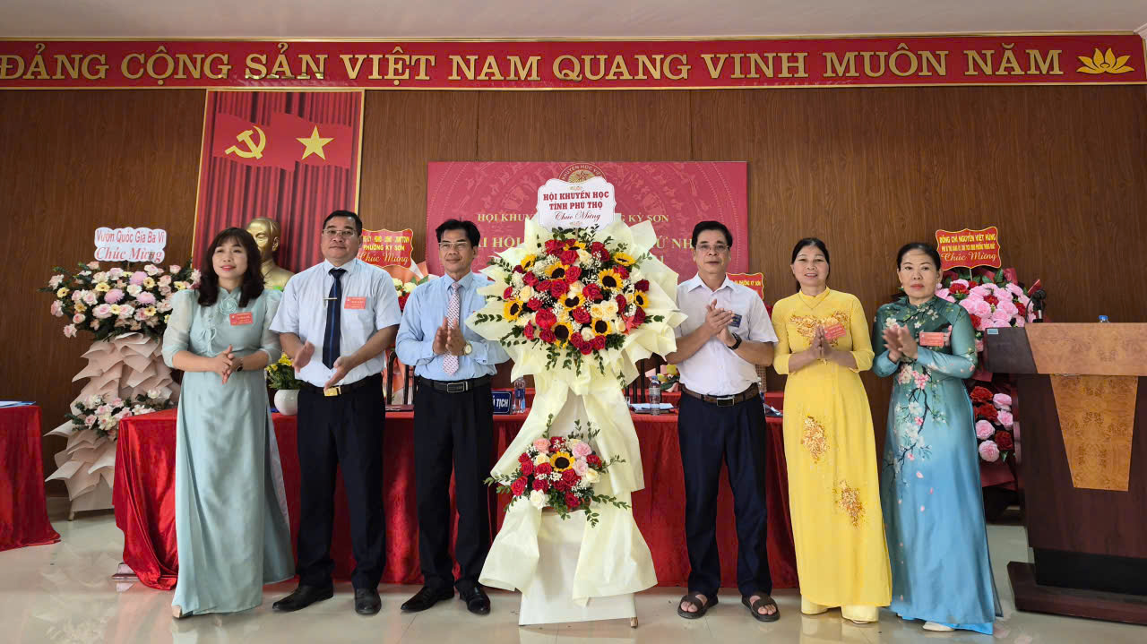 Lãnh đạo Hội Khuyến học tỉnh Phú Thọ tặng hoa chúc mừng Đại hội.