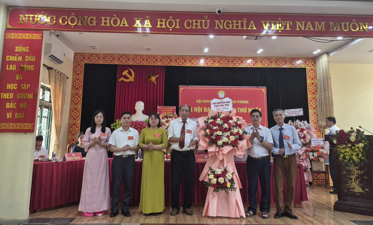 Đồng chí Đinh Văn Ổn, Phó Chủ tịch HKH tỉnh tặng hoa chúc mừng đại hội