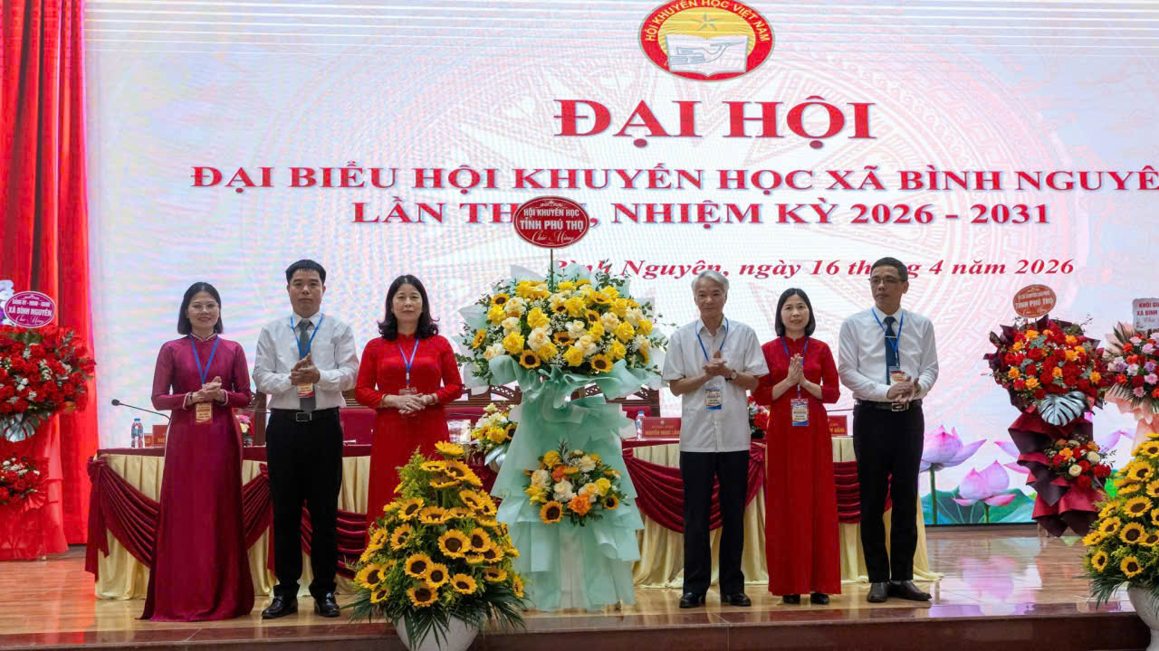 Đồng chí Trần Văn Thúy,  Phó chủ tịch Hội khuyến học tỉnh tặng hoa chúc mừng đại hội