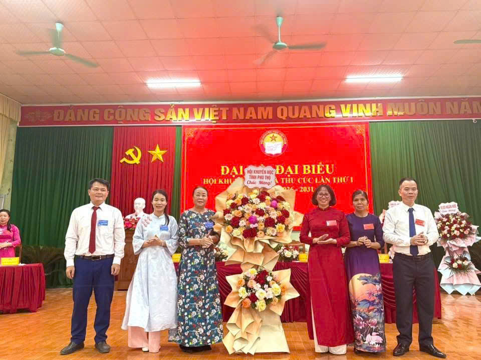 Nhà giáo ưu tú Nguyễn Thị Thành Chung, Phó Chủ tịch Hội Khuyến học tỉnh tặng hoa chúc mừng đại hội