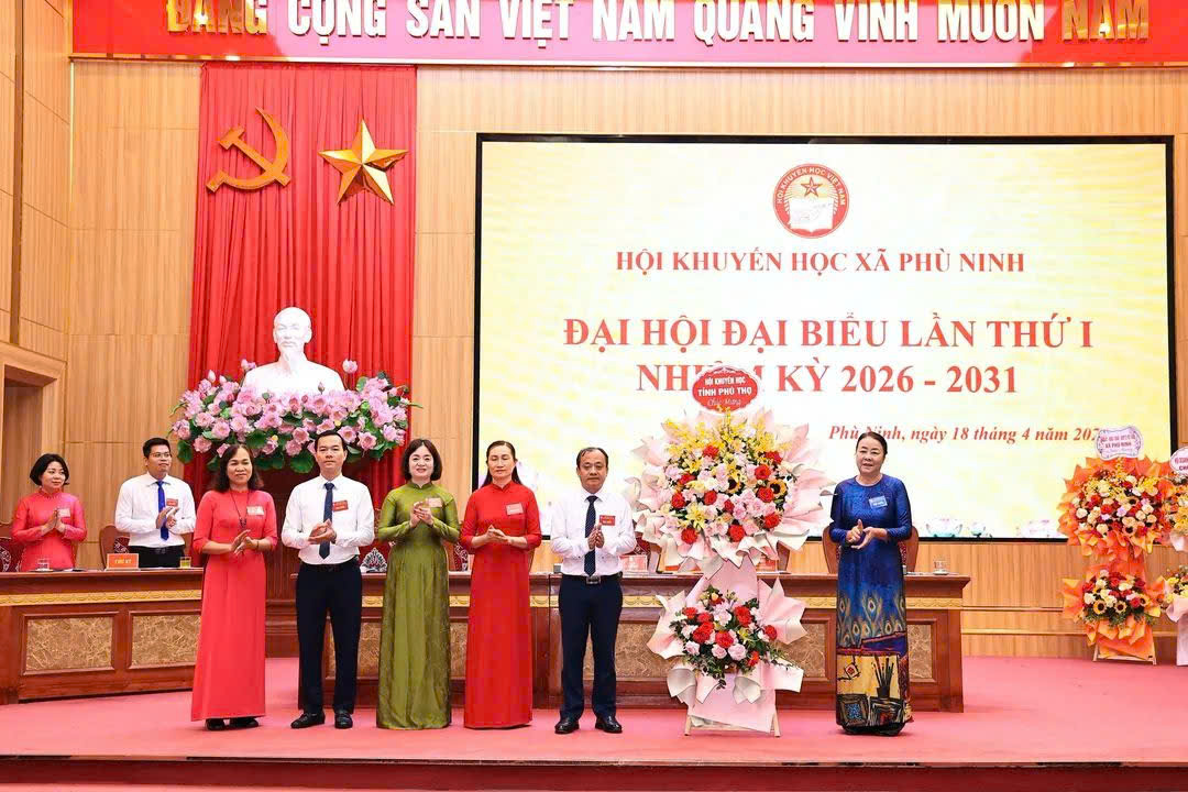 Nhà giáo ưu tú Nguyễn Thành Chung - Phó chủ tịch Hội khuyến học tỉnh tặng hoa chúc mừng đại hội