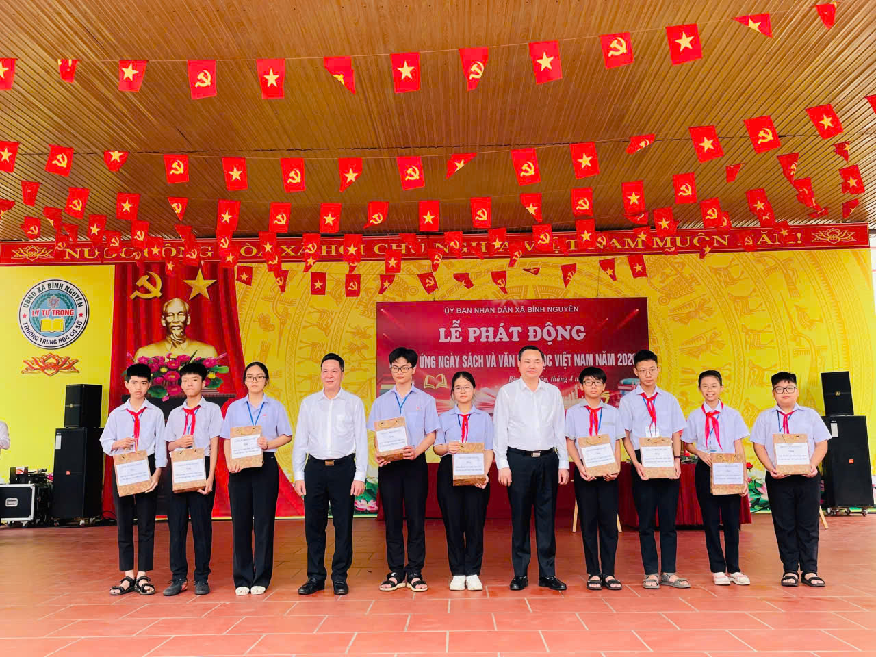 Ảnh: Bí thư và Chủ tịch UBND trao quà cho HS có hoàn cảnh khó khăn