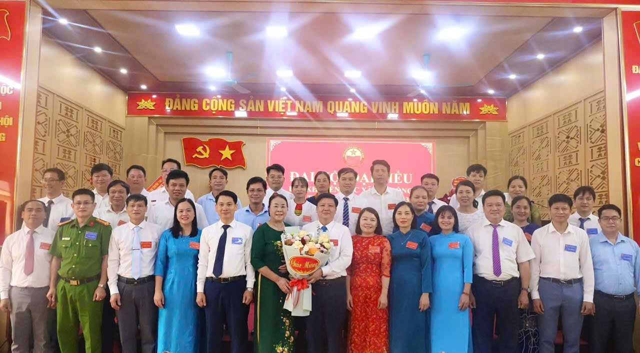 Lãnh đạo HKH tỉnh tặng hoa chúc mừng Đại hội