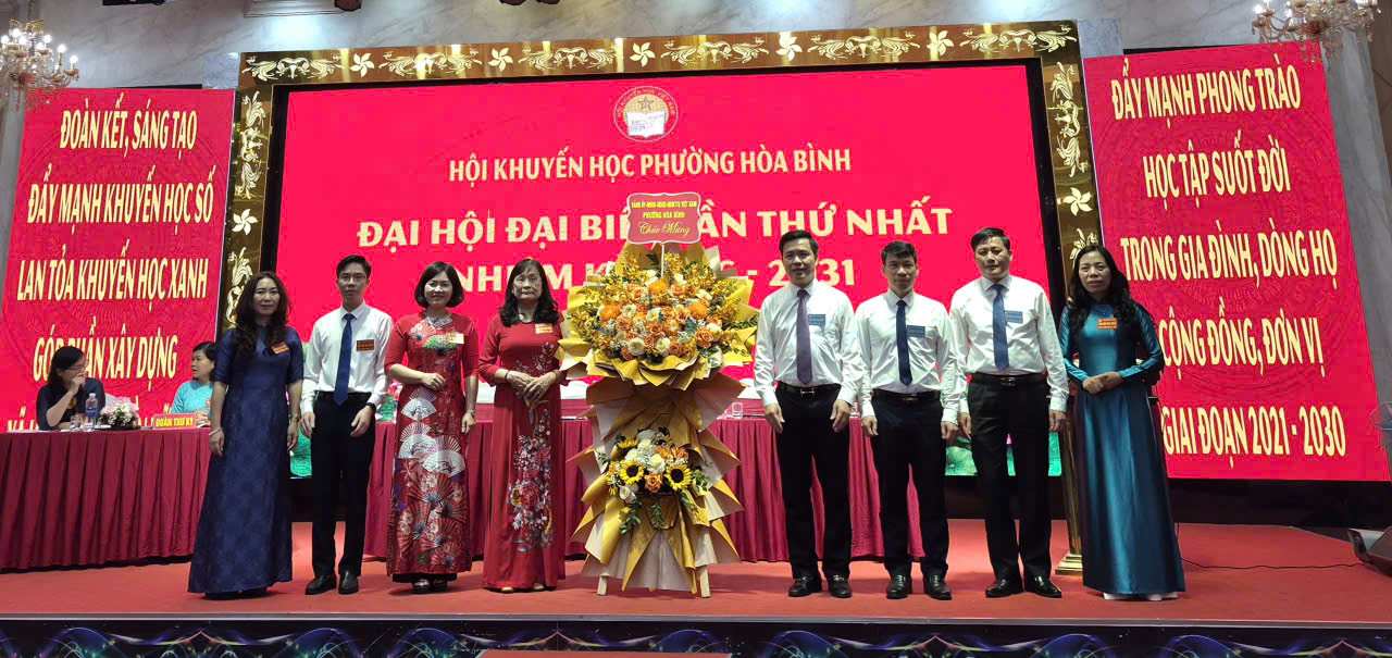 Các đồng chí lãnh đạo phường Hòa Bình tặng hoa chúc mừng đại hội
