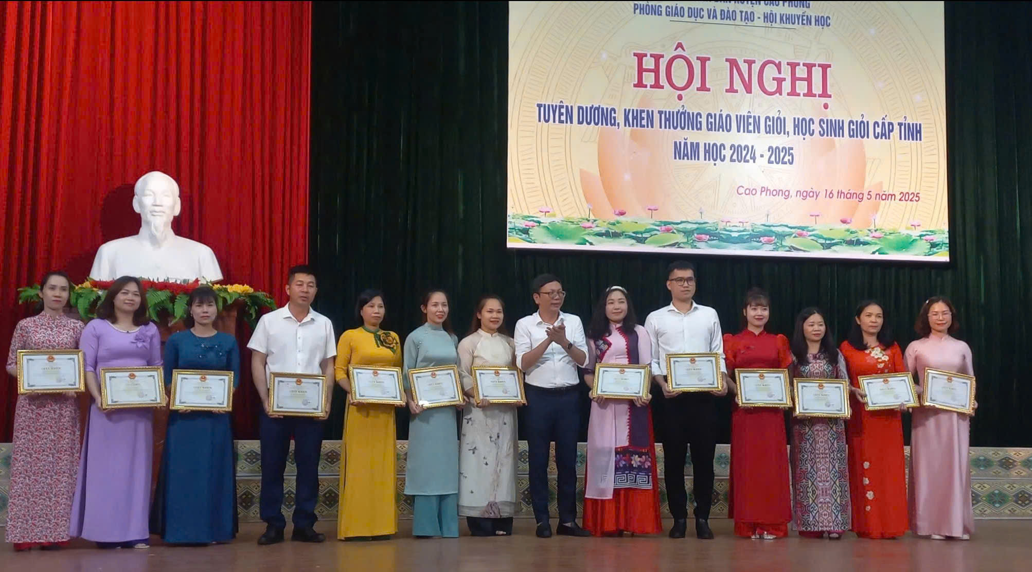 Đồng chí Nguyễn Việt Phương, Phó Chủ tịch UBND huyện Cao Phong trao thưởng cho giáo viên đoạt giải cấp tỉnh