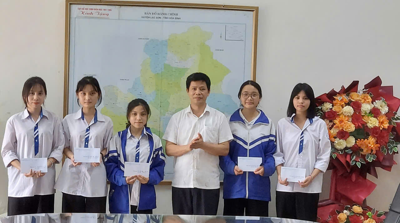 Trường THPT Lạc Sơn trao học bổng XP cho các em học sinh