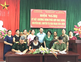 Ảnh: bà Trịnh Thị Thanh Thuỷ, Chủ tịch Hội Khuyến học thành phố; đồng chí Nguyễn Đức Dung, Chính trị viên Phó kiêm Chủ nhiệm chính trị, Ban chỉ huy Quân sự và đồng chí Bùi Yên Minh, Phó trưởng Công an thành phố, ký kết chương trình phối hợp.