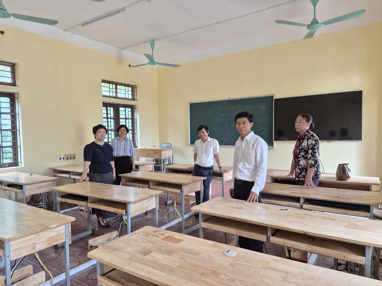 Ảnh: Đoàn thẩm định phòng máy tính tại Trường THPT Trung Nghĩa