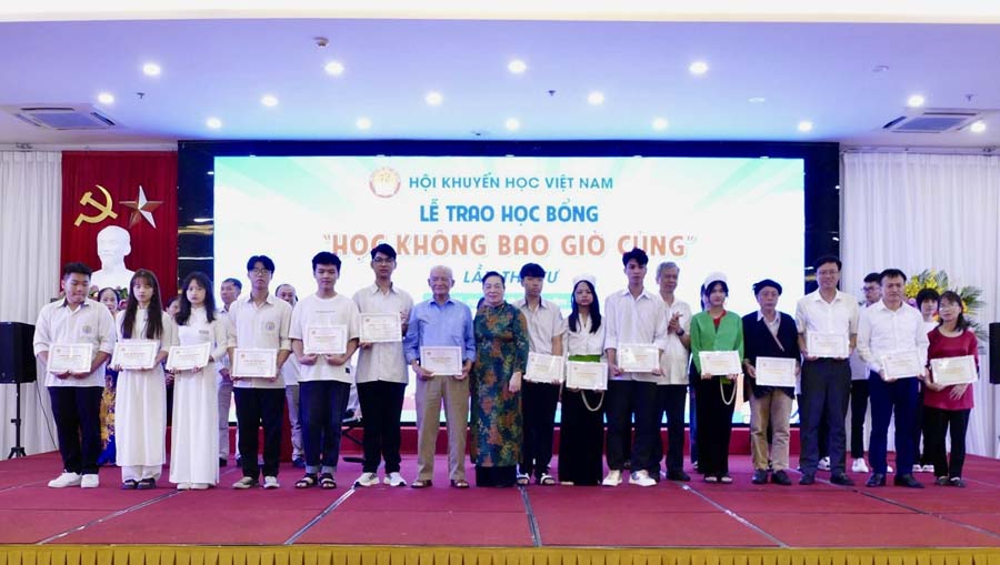 Ảnh: bà Phạm Thị Hòe, Phó Chủ tịch Trung ương Hội Khuyến học Việt Nam trao học bổng 