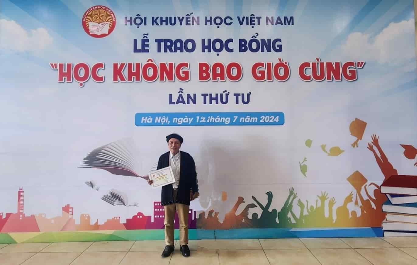 Ảnh: Ông Lý Văn Hềnh dự lễ nhận học bổng 