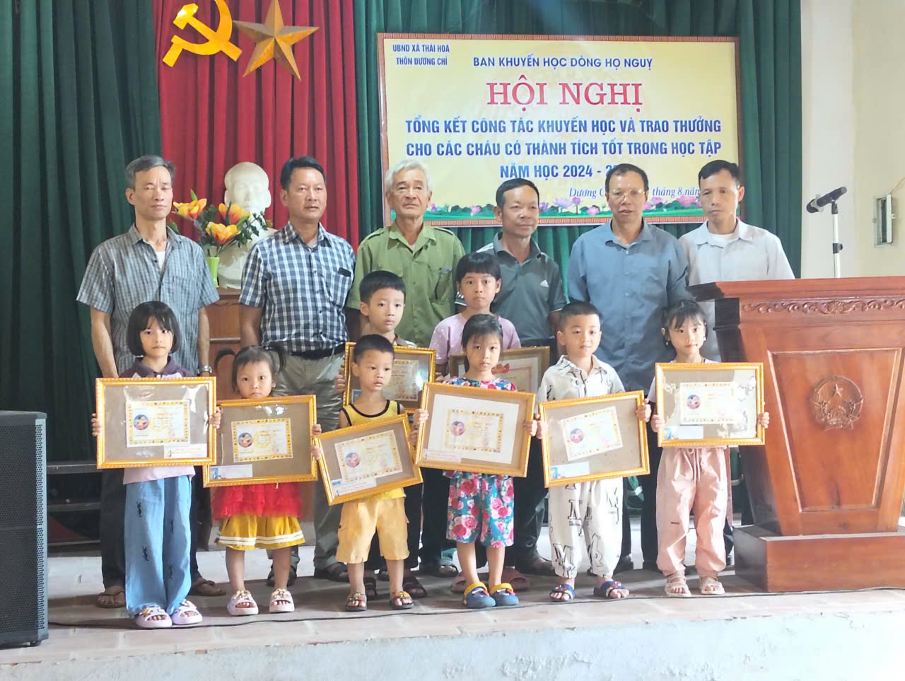 Ảnh: Ban Khuyến học dòng họ Ngụy tổ chức Hội nghị Tổng kết công tác khuyến học và trao thưởng cho các cháu có thành tích tốt trong học tập năm 2024-2025