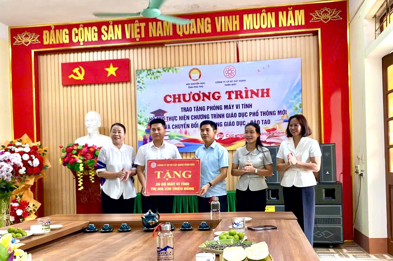 Bà Nguyễn Thị Thành Chung, Giám đốc Quỹ Khuyến học tỉnh Phú Thọ và ông Nguyễn Tuấn Dũng, Giám đốc Dịch vụ Công ty Cổ phần Đầu tư Xây dựng Thiên Đức trao biểu trưng tặng phòng máy tính trị giá 230 triệu đồng cho Trường Tiểu học Thu Cúc 1