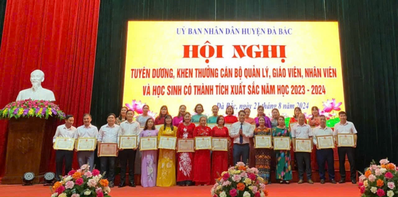 Ảnh: Đồng chí  Lường Văn Thi – Phó Bí thư, Chủ tịch UBND huyện Đà Bắc trao giấy khen cho các tập thể đạt danh hiệu lao động tiên tiến năm học 2023-2024

