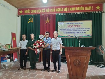 Hội khuyến học xã Thái Hòa tặng hoa chúc mừng dòng họ Ngụy
