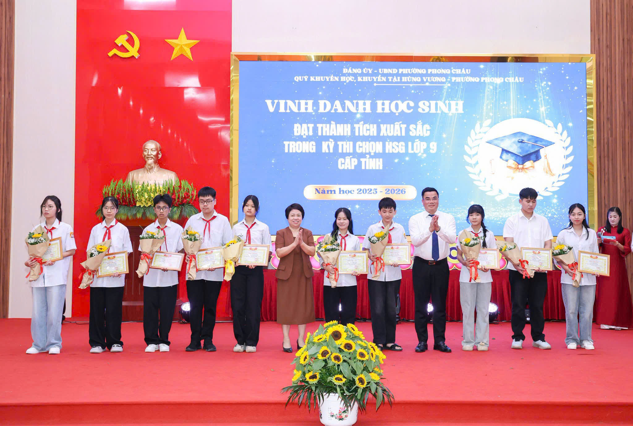 Bà Nguyễn Thị Oanh - UVTW Hội Khuyến học Việt Nam, chủ tịch Hội Khuyến học tỉnh trao thưởng cho học sinh có thành tích xuất sắc năm học 2025-2026
