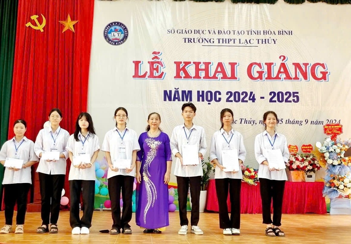Bà: Đỗ Thị Nguồn - CT HKH huyện Lạc Thủy trao học bổng XP cho học sinh trường THPT Lạc Thủy, tỉnh Hòa Bình.