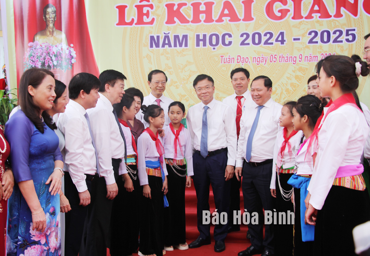 Các đồng chí: Lê Thành Long, Phó Thủ tướng Chính phủ; Nguyễn Phi Long, Bí thư Tỉnh uỷ và các đại biểu chung vui với thầy, trò Trường TH&THCS Tuân Đạo, huyện Lạc Sơn.