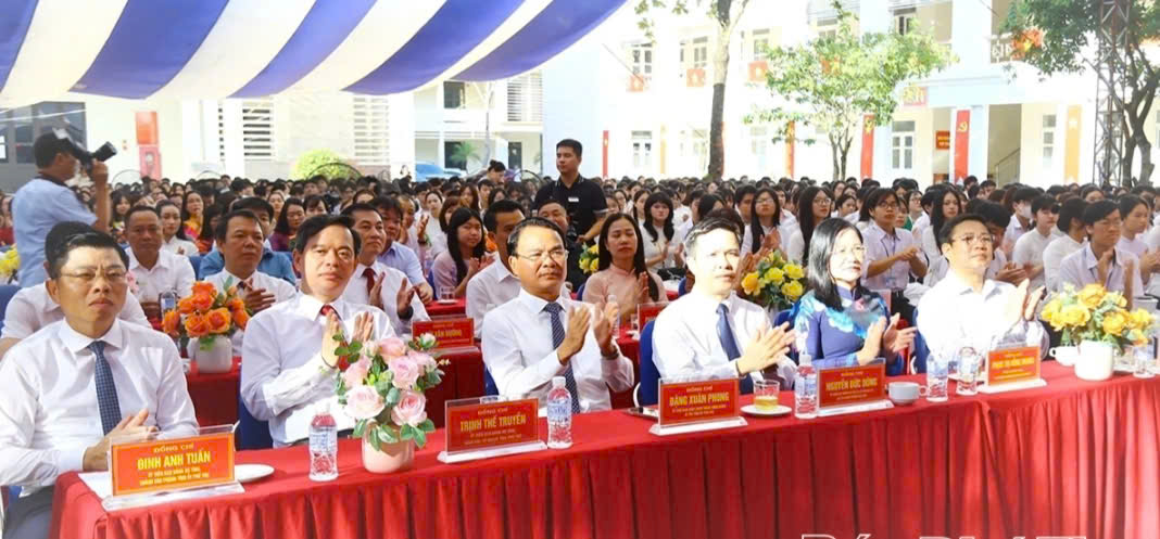 Bí thư Tỉnh ủy Đặng Xuân Phong và các đại biểu tham dự lễ khai giảng.