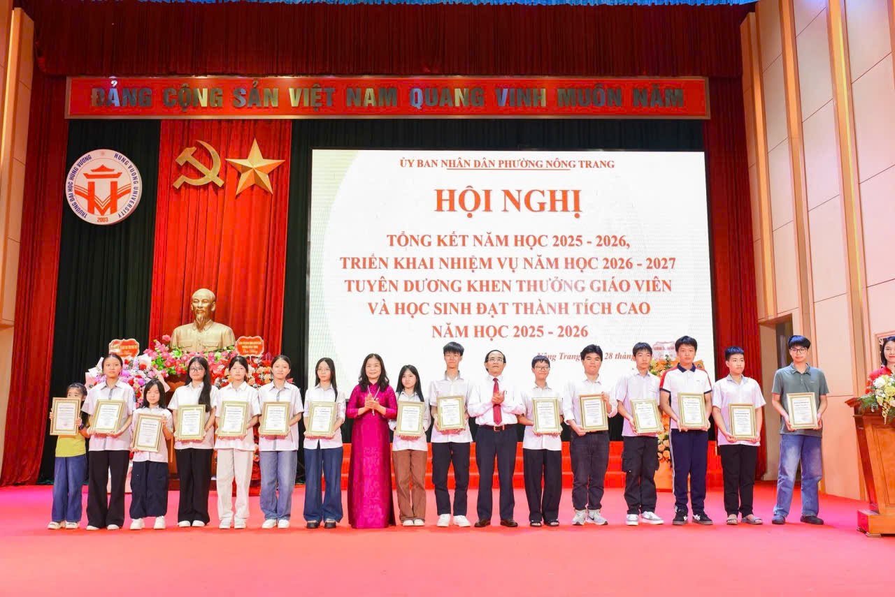 Đồng chí Đỗ Thị Thu Hồng - Phó Chủ tịch Hội Khuyến học tỉnh Phú Thọ trao thưởng cho các cháu có thành tích xuất sắc năm học 2025-2026