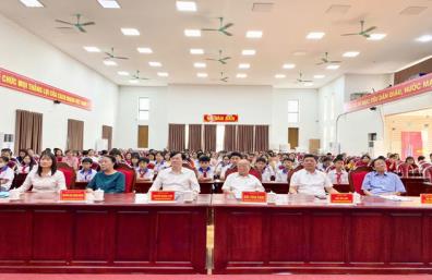 Các đại biểu đại diện lãnh đạo xã Vân Bán và Ban Sáng lập Học bổng Khuyến học Làng Vân tham dự Chương trình