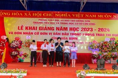 Ảnh: Đ/c Nguyễn Thị Oanh, Chủ tịch Hội Khuyến học tỉnh trao học bổng cho học sinh tại huyện Lương Sơn