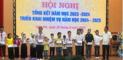 Hội khuyến học xã Kim Bôi tặng thưởng HS và GV có thành tích cao trong học tập