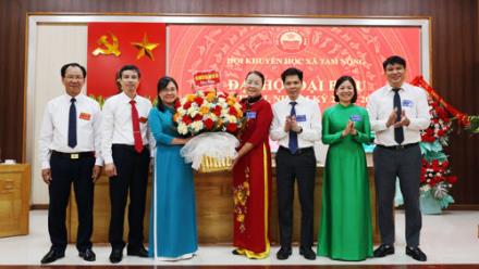 Nhà giáo ưu tú Nguyễn Thị Thành Chung - Phó Chủ tịch Hội Khuyến học tỉnh Phú Thọ phát biểu chúc mừng và cùng lãnh đạo xã tặng hoa chúc mừng Đại hội